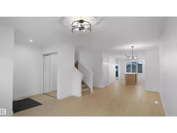 Edmonton, AB T6M3C4,21139 25 AV NW