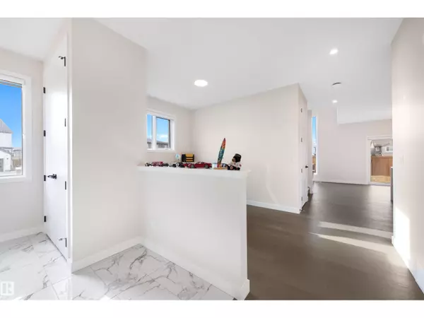 Edmonton, AB T6M1N6,2424 205 ST NW