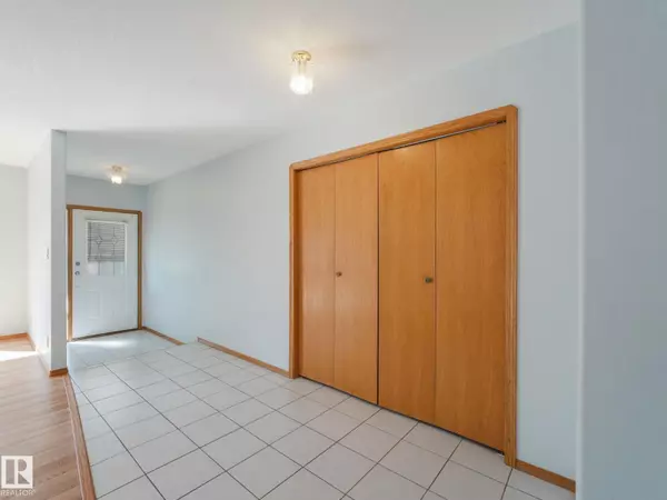 Edmonton, AB T6L6P6,1016 JAMES CR NW
