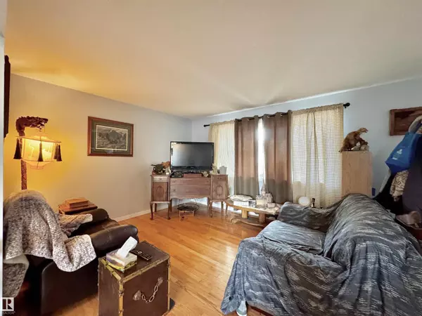 Spruce Grove, AB T7X2H1,617 MCLEOD AV