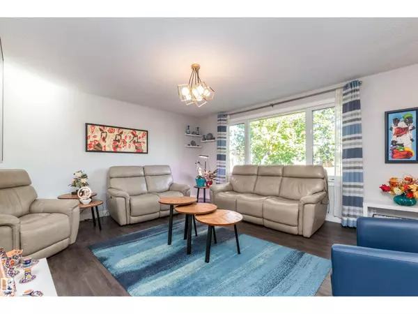 Edmonton, AB T6J0P9,11227 40 AV NW