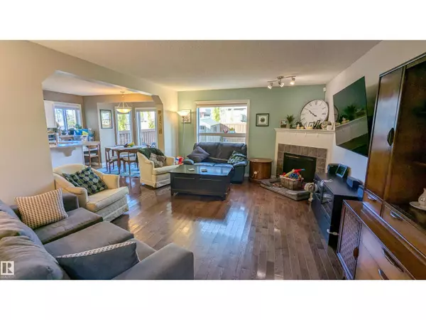 Edmonton, AB T6R3S2,7424 SINGER LANDING LD NW