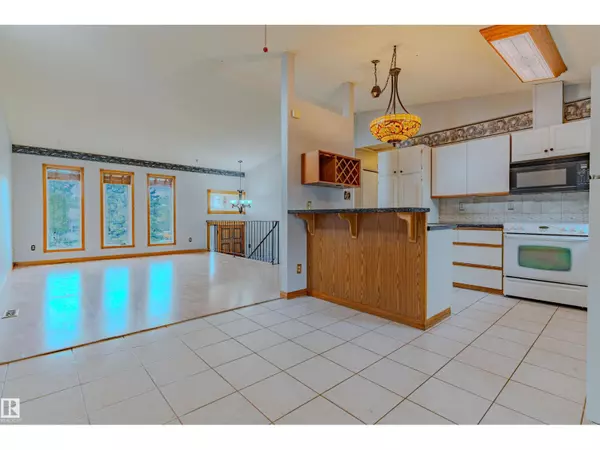 Edmonton, AB T6L2M6,1353 39 ST NW