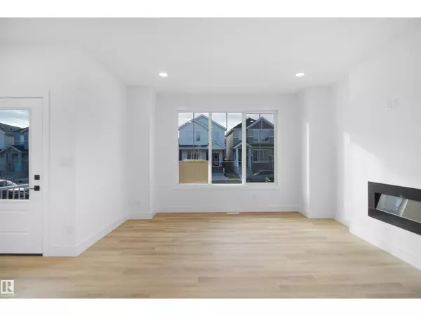 Edmonton, AB T5Y2W4,786 CY BECKER DR NW