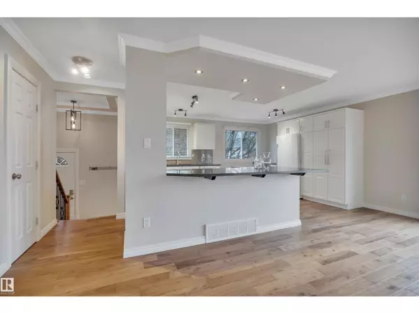 Edmonton, AB T6L1S6,6428 15 AV NW