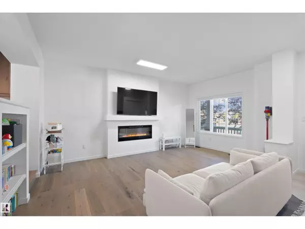 Edmonton, AB T6X2J6,2208 82 ST SW