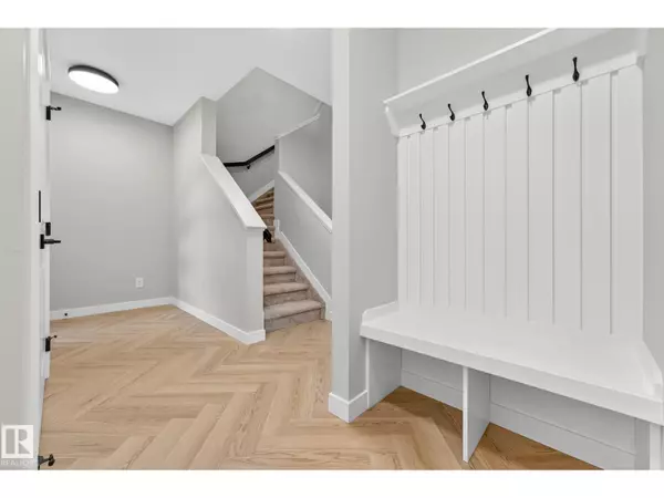 Edmonton, AB T6W5S2,8221 KIRIAK LO SW