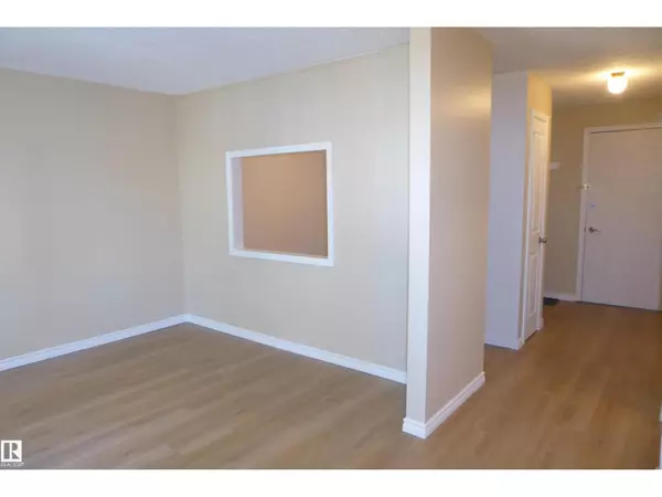 Edmonton, AB T5P2L4,#4 10035 155 ST NW