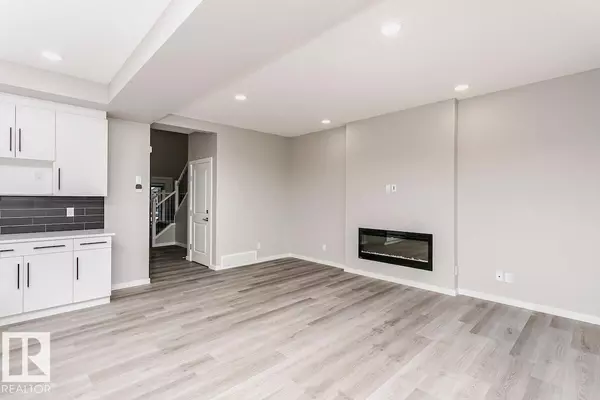 Edmonton, AB T5Z0J1,7207 182 AV NW