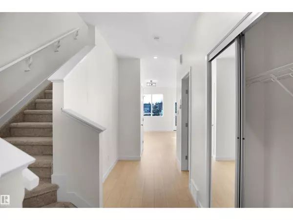 Edmonton, AB T6W5P9,9738 CARSON PL SW