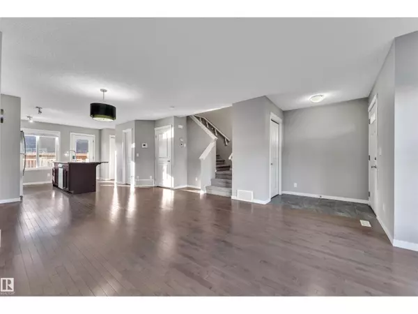 Edmonton, AB T6X1V5,5239 20 AV SW