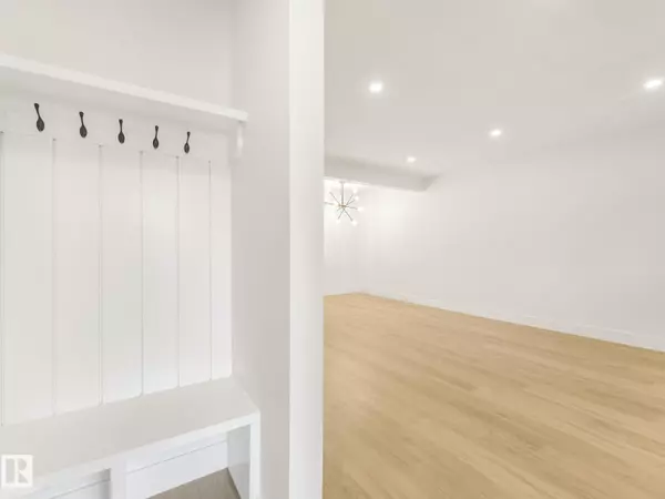 Edmonton, AB T5Y2B2,#10 13833 30 ST NW