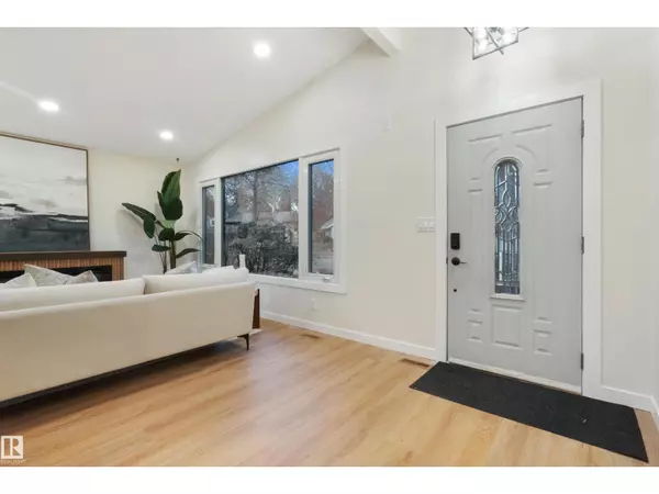 St. Albert, AB T8N3H5,32 WOODCREST AV