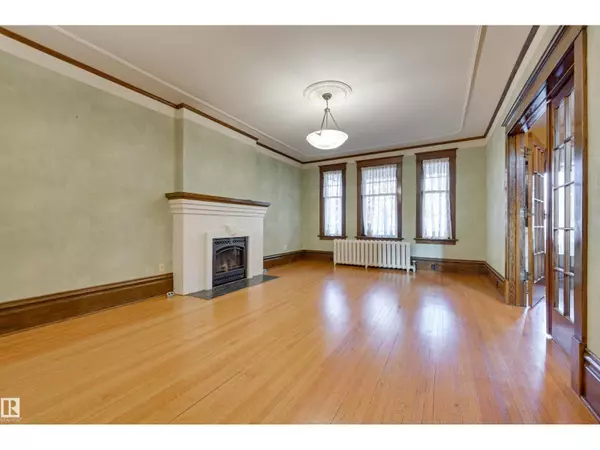 Edmonton, AB T5N3T8,10317 VILLA AV NW