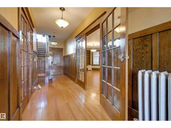 Edmonton, AB T5N3T8,10317 VILLA AV NW