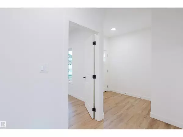 Edmonton, AB T6M3J6,708 ELDERBERRY CL NW