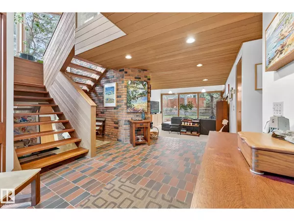 Edmonton, AB T6H4V2,171 BRANDER DR NW