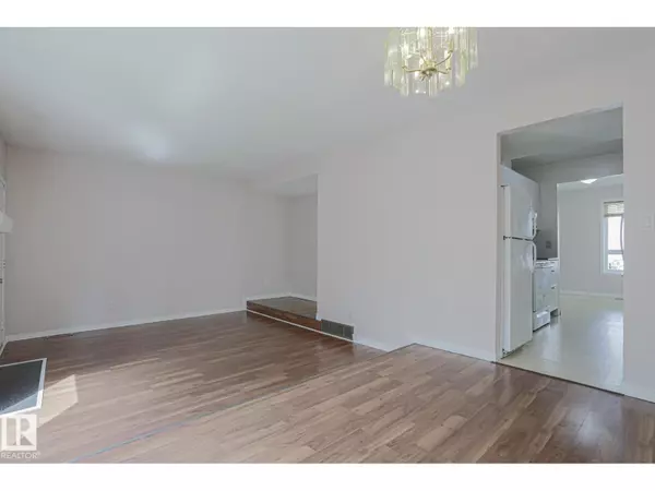 Edmonton, AB T6J4Z3,606 SADDLEBACK RD NW