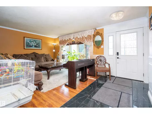 Edmonton, AB T5R1L9,8721 152 ST NW NW