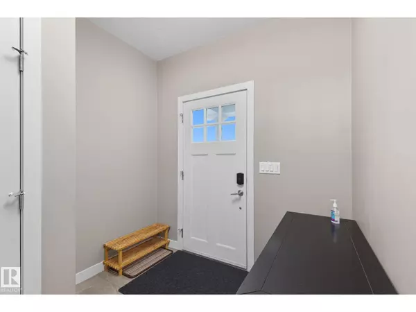 Edmonton, AB T6X0Z8,8039 18 AV SW