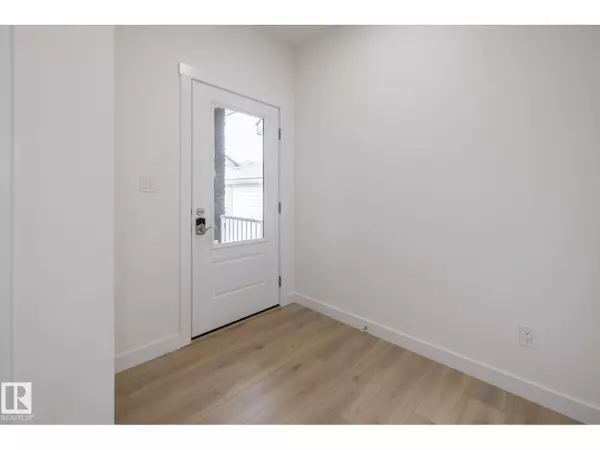 Edmonton, AB T6M3H7,20972 22 AV NW