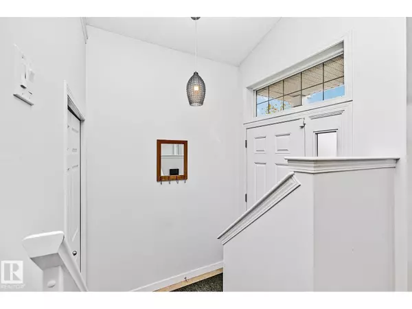 Edmonton, AB T6R0K5,7822 SCHMID PL NW