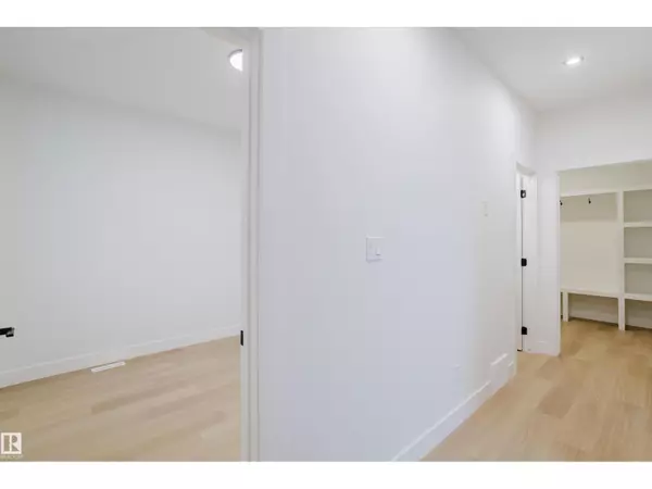 Edmonton, AB T6M3J7,811 ELDERBERRY CO NW