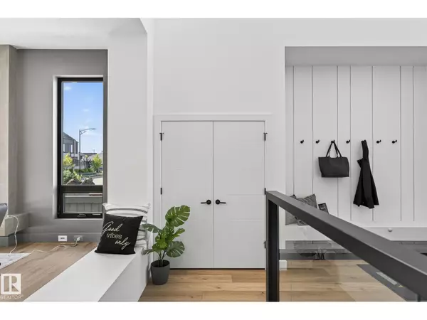 Edmonton, AB T6W4Z9,6703 KNOX CT SW