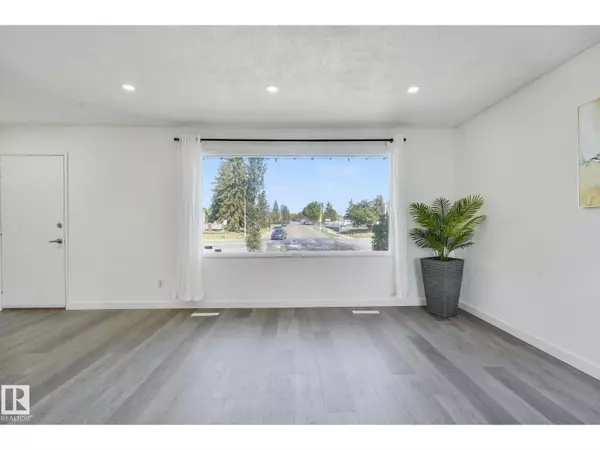 Edmonton, AB T5A1K8,6123 144 AV NW