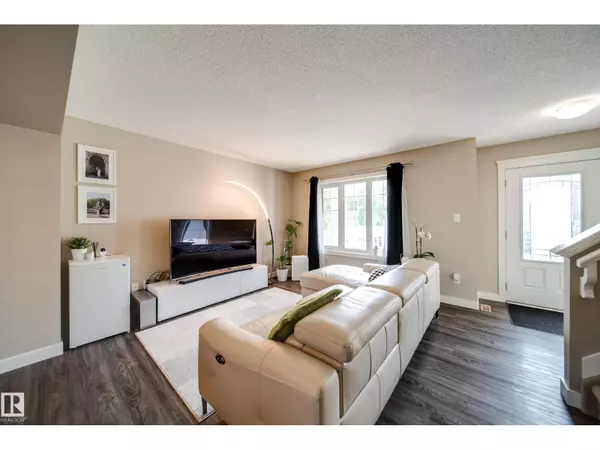 Edmonton, AB T6W3R6,16728 15 AV SW