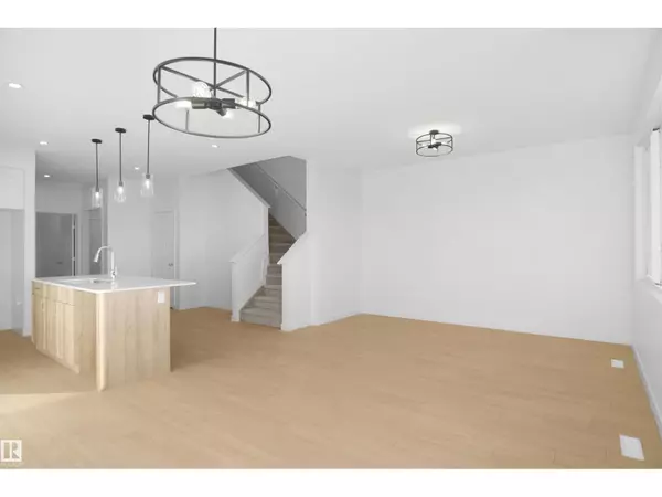 Edmonton, AB T6M1P7,2116 210 ST NW