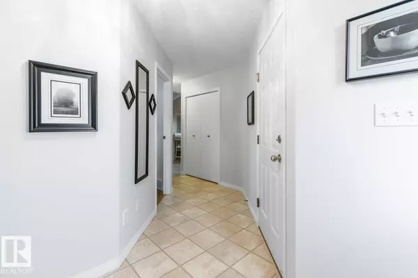 Edmonton, AB T5Y2S7,6572 158 AV NW