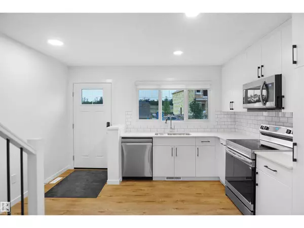 Edmonton, AB T6M2P5,2031 210 ST NW