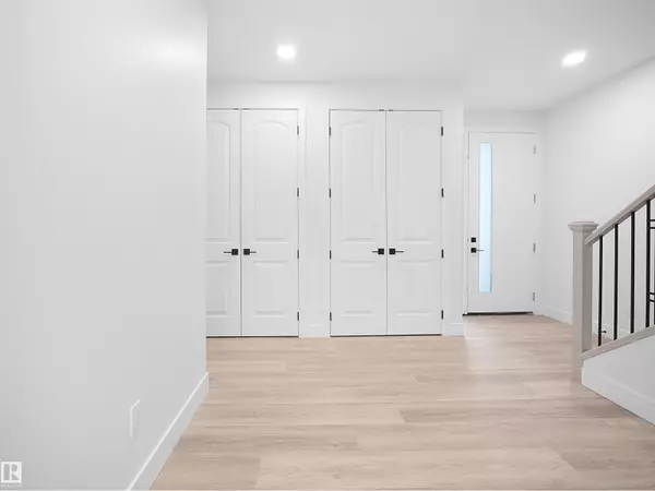 Edmonton, AB T5Z0H2,6907 169 AV NW