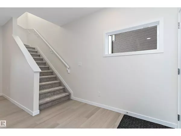 Edmonton, AB T6X1A2,823 ROWAN CL SW