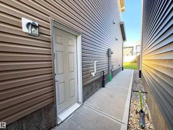 Edmonton, AB T6X2X4,5218 23 AV SW