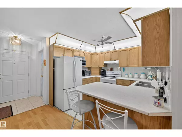 Edmonton, AB T6J6R3,#103 10935 21 AV NW