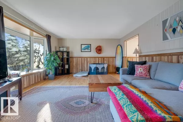 Edmonton, AB T6H4H3,5004 144 ST NW