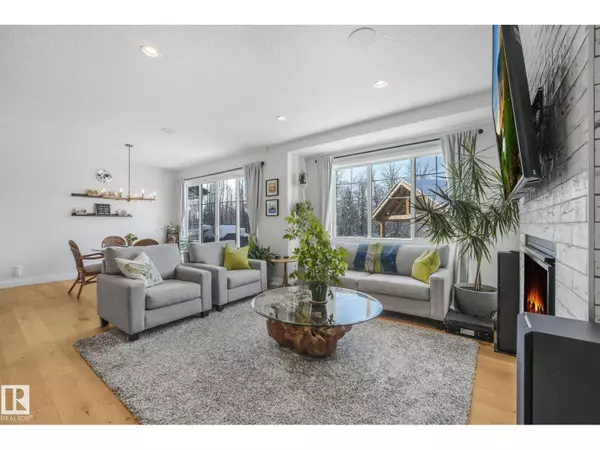 Edmonton, AB T6M0W4,2732 204 ST NW