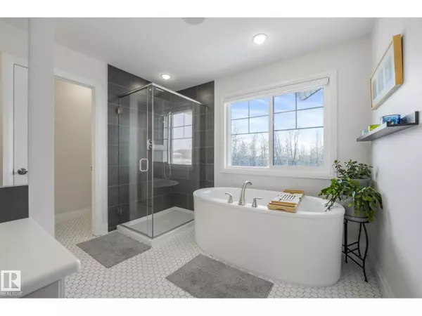 Edmonton, AB T6M0W4,2732 204 ST NW