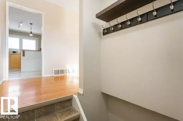 Edmonton, AB T5R3J1,16206 79A AV NW