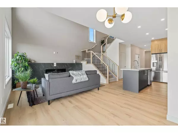 Edmonton, AB T5Y4H8,2013 154 AV NW