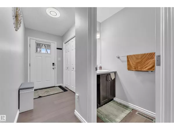 Edmonton, AB T5Y3T7,465 EBBERS WY NW