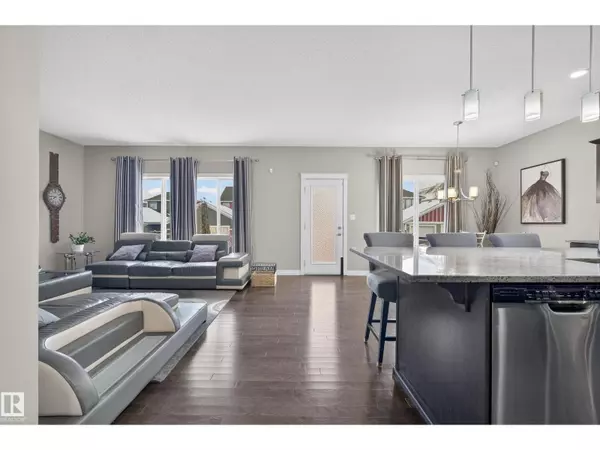 Edmonton, AB T6X0Z8,7816 18 AV SW