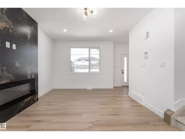 Edmonton, AB T5S0V3,3117 Magpie WY NW