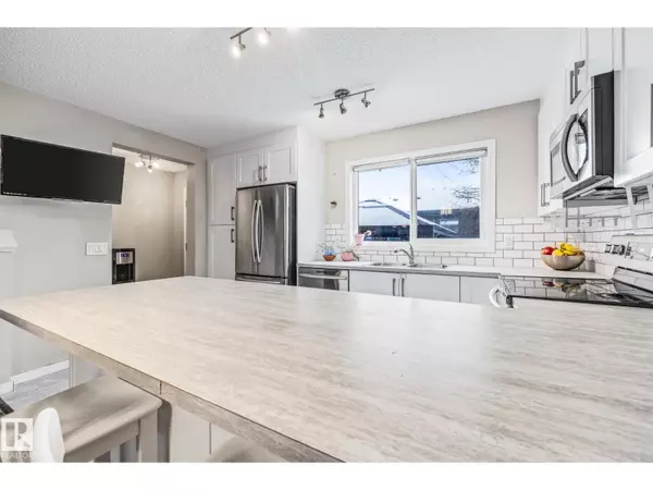 Edmonton, AB T6X2G5,384 CHARLESWORTH DR SW