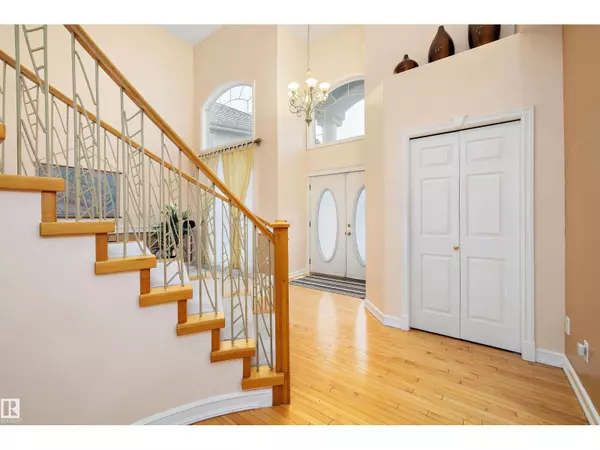 Edmonton, AB T6M2R9,318 DARLINGTON CR NW