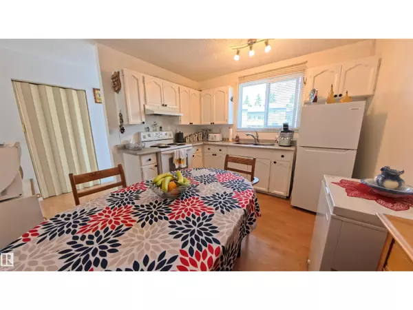 Edmonton, AB T5Y1H2,3122 142 AV NW