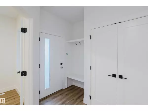 Edmonton, AB T6M3H3,2512 213 ST NW