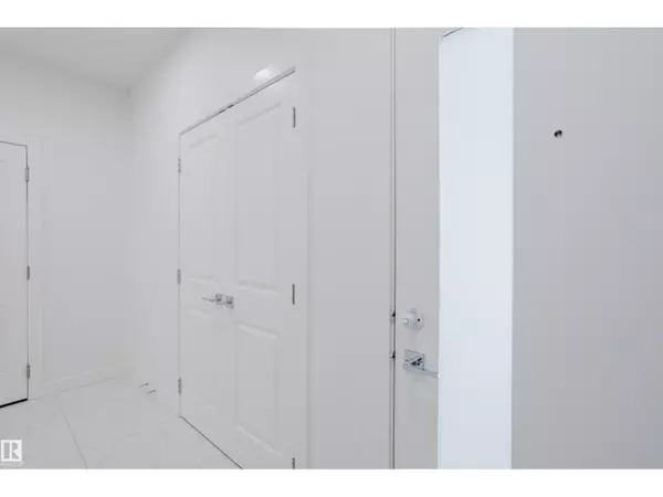 Edmonton, AB T6T2X3,942 18 AV NW